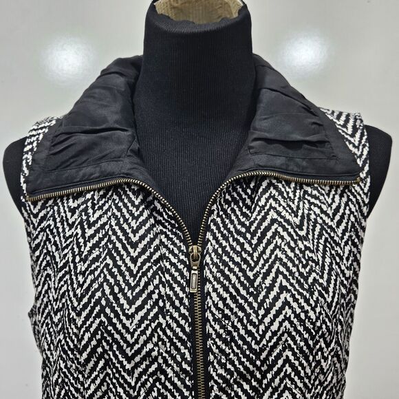 Chicos Chevron Pattern Quilted Vest Ruched Black Collar Zip Front Pockets Size 8 - Picture 3 of 12